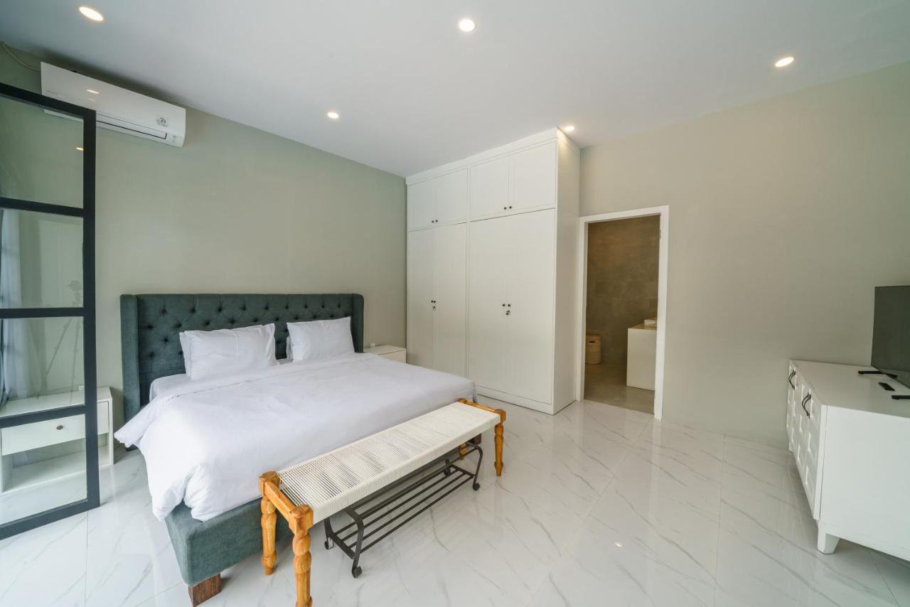 Villa Okenada - Modern 5-Bedroom Pool Villa In Berawa! Canggu  Bagian luar foto