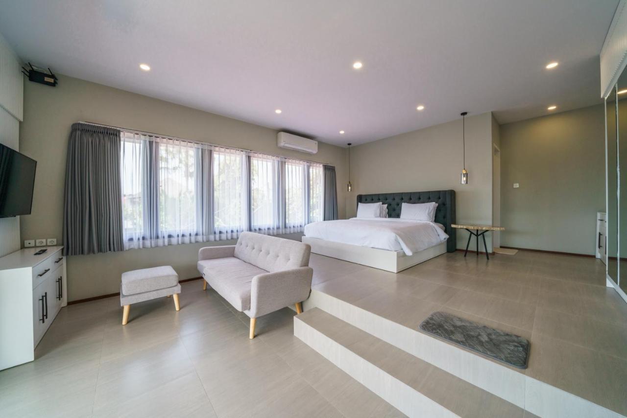 Villa Okenada - Modern 5-Bedroom Pool Villa In Berawa! Canggu  Bagian luar foto